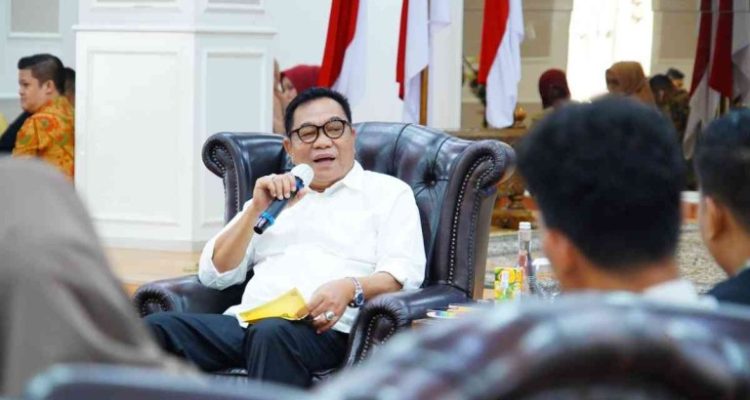 H M Toha SH menerima audiensi jajaran Pengurus Ikatan Mahasiswa Musi Banyuasin (IMMUBA) di Guest House Griya Bumi Serasan Sekate, Jumat (25/7/2025).