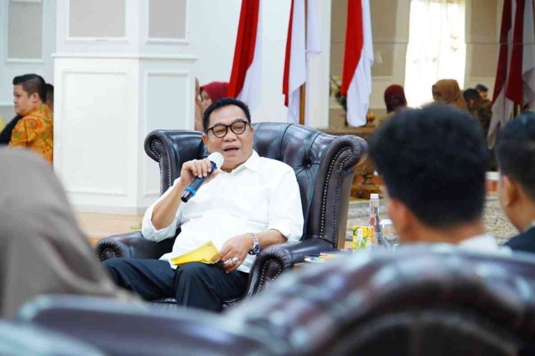 H M Toha SH menerima audiensi jajaran Pengurus Ikatan Mahasiswa Musi Banyuasin (IMMUBA) di Guest House Griya Bumi Serasan Sekate, Jumat (25/7/2025).
