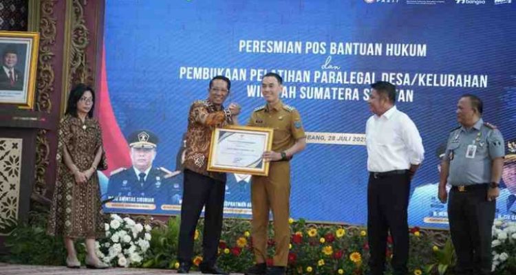 Penghargaan tersebut diserahkan langsung oleh Menteri Hukum RI, Supratman Andi Agtas, kepada Bupati OKI H. Muchendi di Griya Agung Palembang, Senin (28/7/2025)