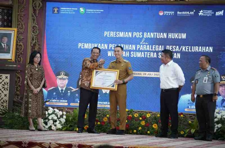 Penghargaan tersebut diserahkan langsung oleh Menteri Hukum RI, Supratman Andi Agtas, kepada Bupati OKI H. Muchendi di Griya Agung Palembang, Senin (28/7/2025)