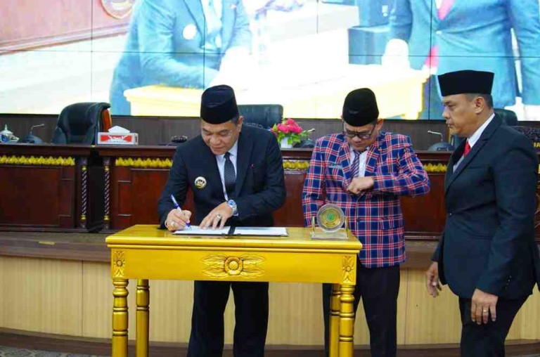 H M Toha SH menghadiri secara langsung Rapat Paripurna Masa Persidangan III Rapat ke-12 pada, Senin (28/7/2025) di Ruang Rapat Paripurna DPRD Kabupaten Musi Banyuasin.