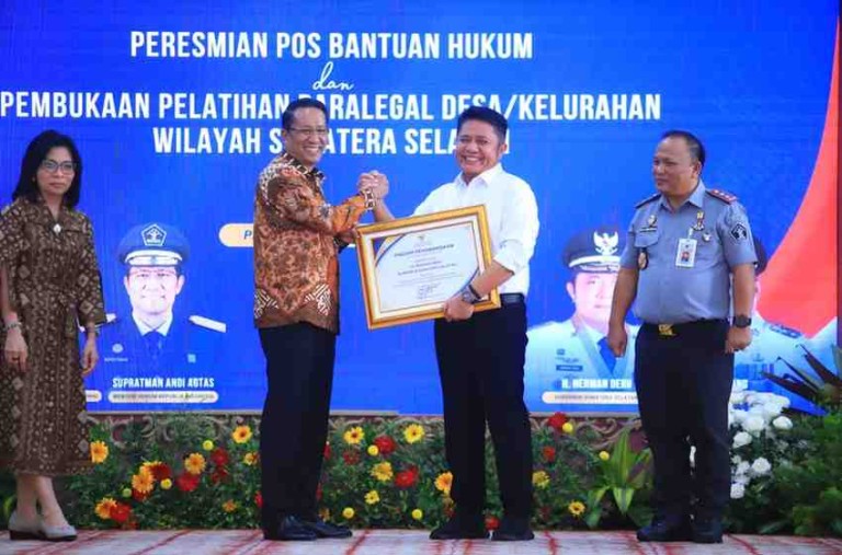 H. Herman Deru hari ini meresmikan Pos Bantuan Hukum (Posbankum) dan Pembukaan Pelatihan Paralegal Desa/Kelurahan Wilayah Sumatera Selatan. Acara yang berlangsung di Griya Agung Palembang, Senin (28/07/2025)