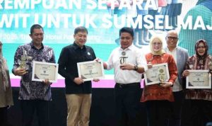 H. Herman Deru secara resmi membuka acara Program Terpadu Advokasi dan Perlindungan Pekerja Perempuan Perkebunan Sawit di The Alts Hotel, Palembang, Rabu (30/7/2025).