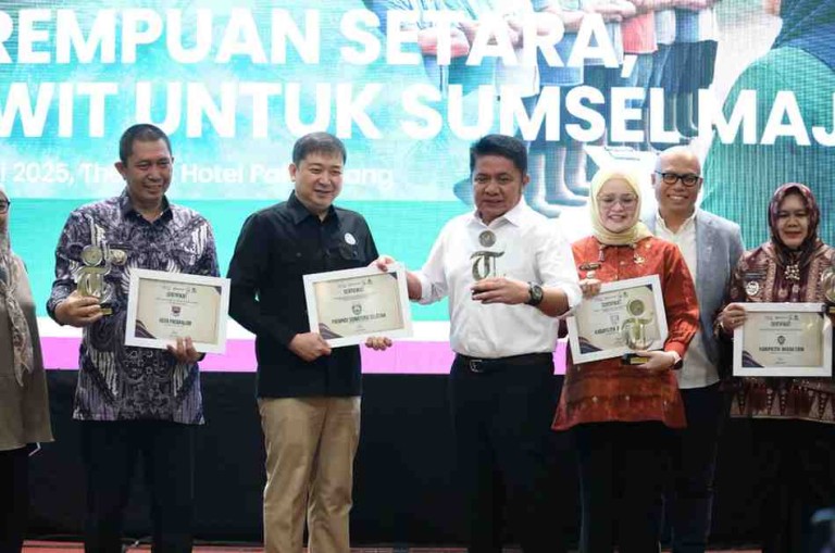 H. Herman Deru secara resmi membuka acara Program Terpadu Advokasi dan Perlindungan Pekerja Perempuan Perkebunan Sawit di The Alts Hotel, Palembang, Rabu (30/7/2025).
