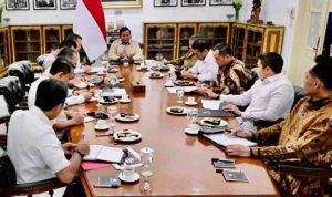 Presiden Prabowo Subianto memimpin rapat terbatas bersama sejumlah Menteri Kabinet Merah Putih di Istana Merdeka, Jakarta, pada Rabu, 30 Juli 2025. Foto: BPMI Setpres/Rusman