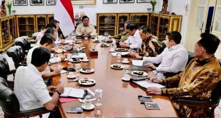 Presiden Prabowo Subianto memimpin rapat terbatas bersama sejumlah Menteri Kabinet Merah Putih di Istana Merdeka, Jakarta, pada Rabu, 30 Juli 2025. Foto: BPMI Setpres/Rusman