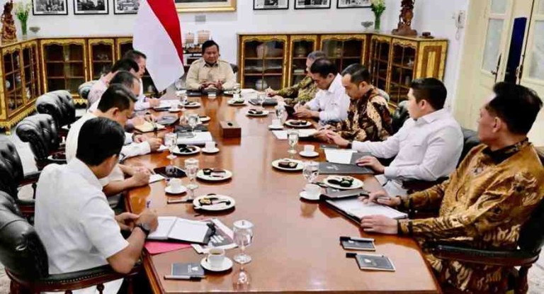 Presiden Prabowo Subianto memimpin rapat terbatas bersama sejumlah Menteri Kabinet Merah Putih di Istana Merdeka, Jakarta, pada Rabu, 30 Juli 2025. Foto: BPMI Setpres/Rusman