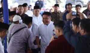 Gubernur Sumatera Selatan (Sumsel), Herman Deru. menghadiri kegiatan penyaluran santunan kepada anak-anak yatim piatu dalam rangka memperingati 10 Muharam 1447 Hijriah di Desa Talang Buluh, Kecamatan Talang Kelapa, Kabupaten Banyuasin, pada hari Minggu, tanggal 06 Juli 2025.