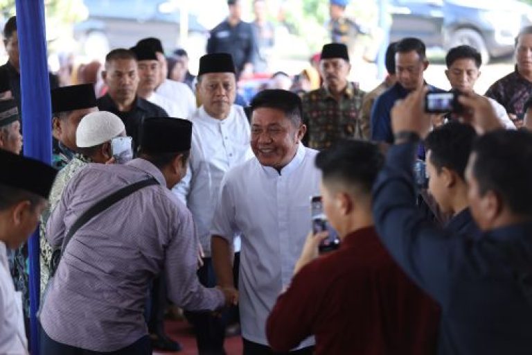Gubernur Sumatera Selatan (Sumsel), Herman Deru. menghadiri kegiatan penyaluran santunan kepada anak-anak yatim piatu dalam rangka memperingati 10 Muharam 1447 Hijriah di Desa Talang Buluh, Kecamatan Talang Kelapa, Kabupaten Banyuasin, pada hari Minggu, tanggal 06 Juli 2025.