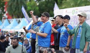 Gubernur Sumatera Selatan H. Herman Deru didampingi Wali Kota Palembang, H. Ratu Dewa melepas secara resmi peserta jalan sehat dalam rangka memperingati HUT ke-30 Harian Sumatera Ekspres (Sumeks), yang digelar di kawasan Jakabaring Sport City (JSC), Palembang, Minggu pagi (20/7/2025).