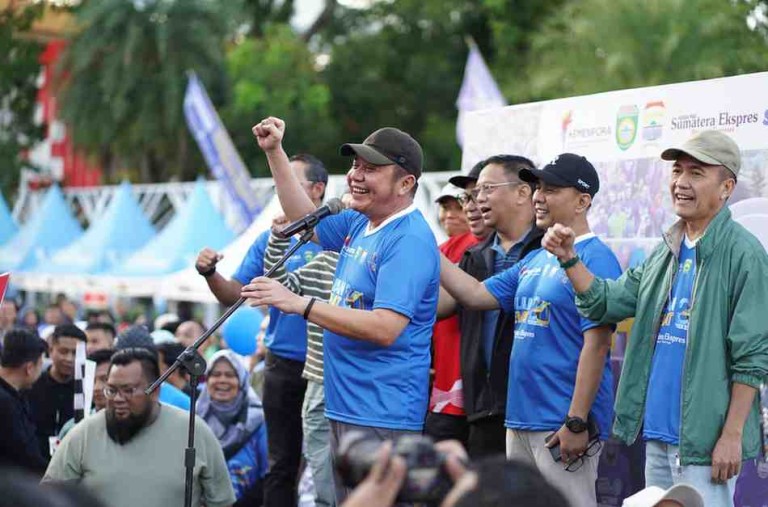Gubernur Sumatera Selatan H. Herman Deru didampingi Wali Kota Palembang, H. Ratu Dewa melepas secara resmi peserta jalan sehat dalam rangka memperingati HUT ke-30 Harian Sumatera Ekspres (Sumeks), yang digelar di kawasan Jakabaring Sport City (JSC), Palembang, Minggu pagi (20/7/2025).