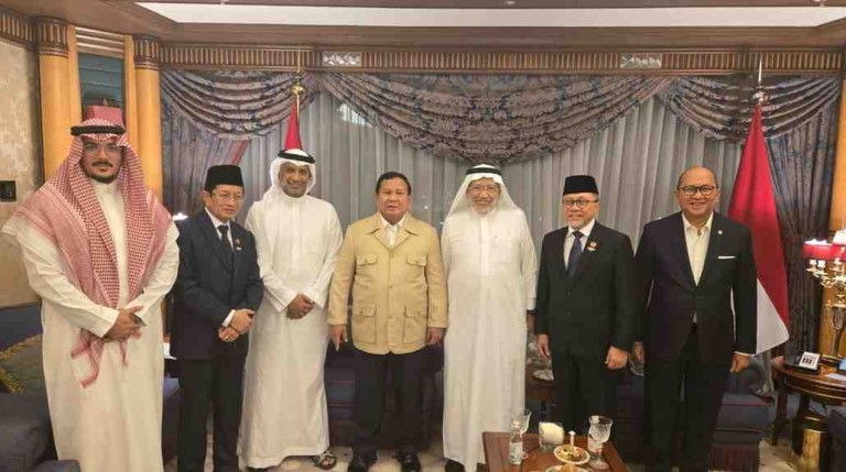 "Alhamdulillah Bapak Presiden Prabowo Subianto telah bertemu dengan pihak Kerajan Arab Saudi, langsung diterima oleh putra mahkota Pangeran Mohammed bin Salman," tutur Menag Nasaruddin Umar di Makkah, Kamis (3/7/2025).