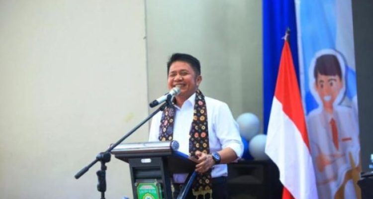 Gubernur Provinsi Sumatera Selatan, Herman Deru, menghadiri acara Masa Pengenalan Lingkungan Sekolah secara serentak bagi seluruh pelajar SMA dan SMK, di SMK Negeri 6 Palembang, hari Selasa, tanggal 15 Juli 2025. (BEKISARMEDIA.ID/SIKUMBANG) Gubernur Provinsi Sumatera Selatan, Herman Deru, menghadiri acara Masa Pengenalan Lingkungan Sekolah secara serentak bagi seluruh pelajar SMA dan SMK, di SMK Negeri 6 Palembang, hari Selasa, tanggal 15 Juli 2025.