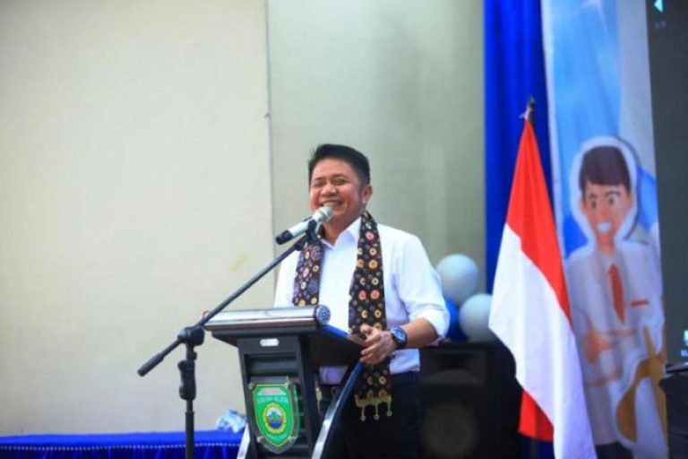 Gubernur Provinsi Sumatera Selatan, Herman Deru, menghadiri acara Masa Pengenalan Lingkungan Sekolah secara serentak bagi seluruh pelajar SMA dan SMK, di SMK Negeri 6 Palembang, hari Selasa, tanggal 15 Juli 2025. (BEKISARMEDIA.ID/SIKUMBANG) Gubernur Provinsi Sumatera Selatan, Herman Deru, menghadiri acara Masa Pengenalan Lingkungan Sekolah secara serentak bagi seluruh pelajar SMA dan SMK, di SMK Negeri 6 Palembang, hari Selasa, tanggal 15 Juli 2025.