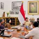 Presiden Prabowo Subianto memimpin rapat bersama jajaran menteri bidang perekonomian di Istana Merdeka, Jakarta, pada Selasa (22/7/2025). (Foto: BPMI Setpres/Laily Rachev)