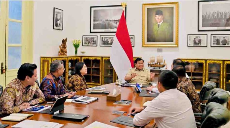 Presiden Prabowo Subianto memimpin rapat bersama jajaran menteri bidang perekonomian di Istana Merdeka, Jakarta, pada Selasa (22/7/2025). (Foto: BPMI Setpres/Laily Rachev)