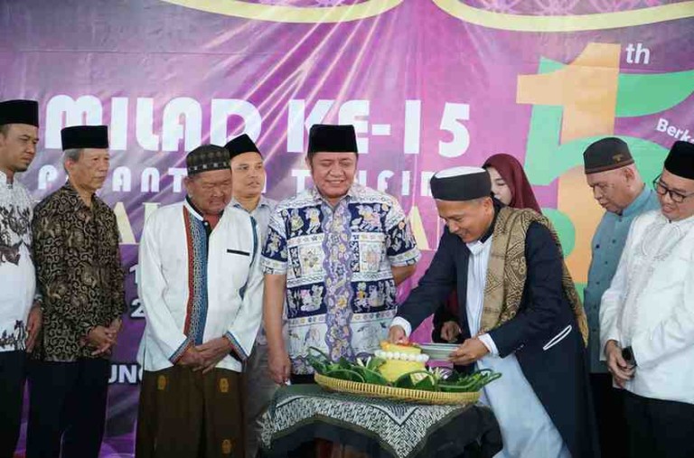 H. Herman Deru, menunjukkan komitmennya terhadap pengembangan pendidikan keagamaan dengan menghadiri Milad ke-15 Pondok Pesantren Tahfizh Kiai Marogan. Acara ini semakin istimewa dengan peluncuran Pesantren Lansia Marogan dan peresmian cabang Universitas PTIQ Jakarta di Sumsel. Sabtu, 19/07/2025.