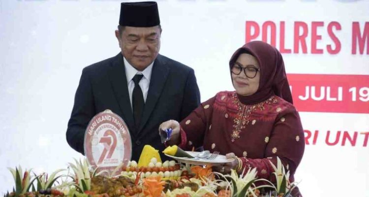 Suasana penuh kehangatan dan kebersamaan menyelimuti acara syukuran Hari Bhayangkara ke-79 yang digelar Polres Musi Banyuasin (Muba) di Pendopoan Griya Bumi Serasan Sekate, Selasa (1/7).