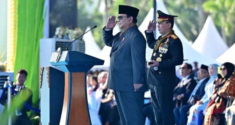 Presiden Prabowo Subianto bertindak selaku inspektur upacara pada Peringatan ke-79 Hari Bhayangkara Tahun 2025 di Monumen Nasional (Monas), Jakarta, pada Selasa, 1 Juli 2025. Foto: BPMI Setpres/Muchlis Jr