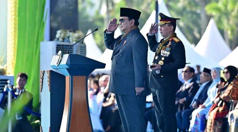Presiden Prabowo Subianto bertindak selaku inspektur upacara pada Peringatan ke-79 Hari Bhayangkara Tahun 2025 di Monumen Nasional (Monas), Jakarta, pada Selasa, 1 Juli 2025. Foto: BPMI Setpres/Muchlis Jr
