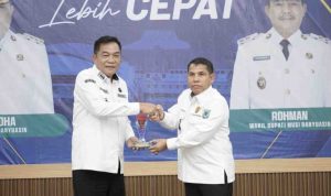 H M Toha dan puluhan kepala desa yang tergabung dalam Pengurus DPC Asosiasi Pemerintah Desa Seluruh Indonesia (APDESI) Kabupaten Muba Masa Bakti 2025–2030.