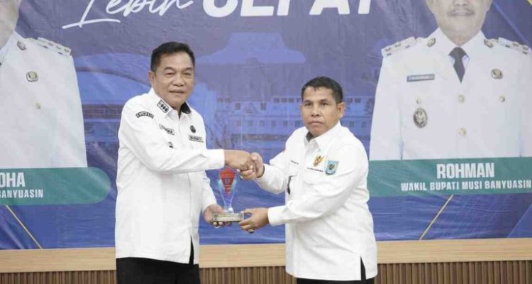 H M Toha dan puluhan kepala desa yang tergabung dalam Pengurus DPC Asosiasi Pemerintah Desa Seluruh Indonesia (APDESI) Kabupaten Muba Masa Bakti 2025–2030.