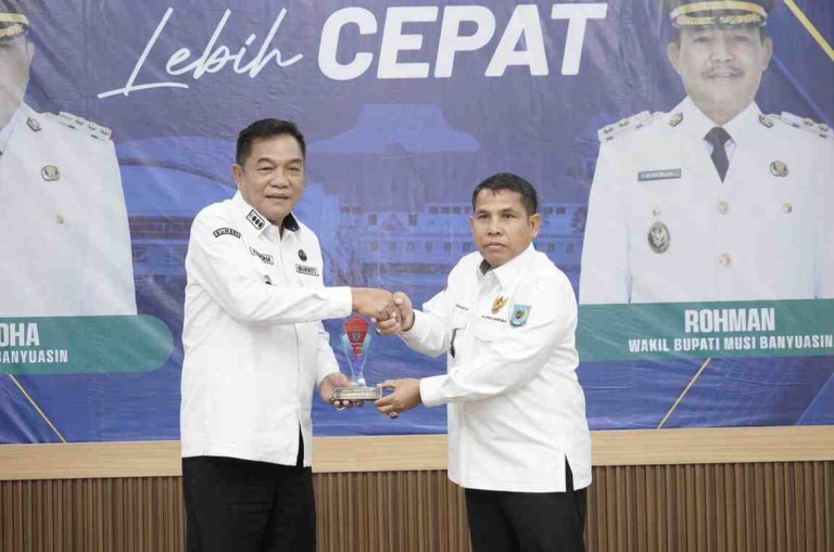 H M Toha dan puluhan kepala desa yang tergabung dalam Pengurus DPC Asosiasi Pemerintah Desa Seluruh Indonesia (APDESI) Kabupaten Muba Masa Bakti 2025–2030.