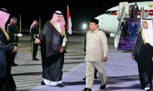 Presiden Republik Indonesia, Prabowo Subianto mendarat di Royal Terminal, Bandar Udara Internasional King Abdulaziz, Jeddah, Arab Saudi, pada Selasa, 1 Juli 2025 untuk memulai kunjungan kenegaraan. Foto: BPMI Setpres/Rusman