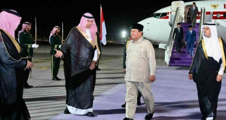 Presiden Republik Indonesia, Prabowo Subianto mendarat di Royal Terminal, Bandar Udara Internasional King Abdulaziz, Jeddah, Arab Saudi, pada Selasa, 1 Juli 2025 untuk memulai kunjungan kenegaraan. Foto: BPMI Setpres/Rusman