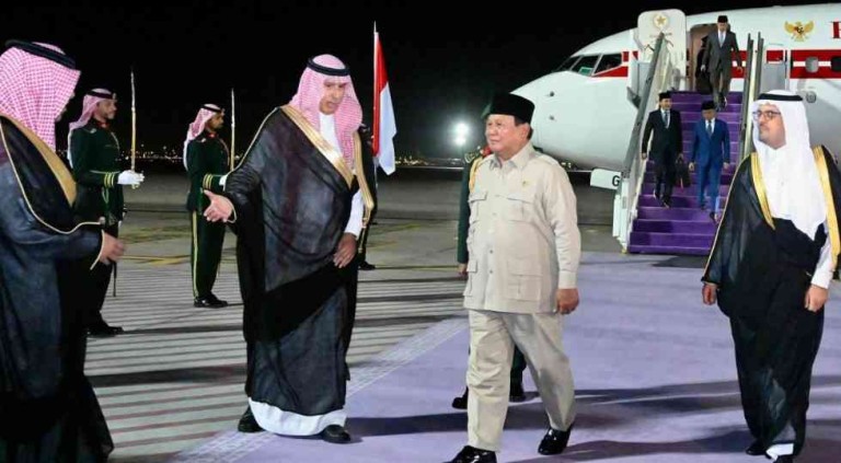 Presiden Republik Indonesia, Prabowo Subianto mendarat di Royal Terminal, Bandar Udara Internasional King Abdulaziz, Jeddah, Arab Saudi, pada Selasa, 1 Juli 2025 untuk memulai kunjungan kenegaraan. Foto: BPMI Setpres/Rusman