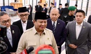 Presiden Prabowo Subianto memberikan keterangan kepada awak media usai melaksanakan pertemuan bilateral dengan Putra Mahkota sekaligus Perdana Menteri Arab Saudi, Pangeran Mohammed bin Salman bin Abdulaziz Al Saud (MBS) di Jeddah, pada Kamis, 3 Juli 2025. Foto: BPMI Setpres/Muchlis Jr