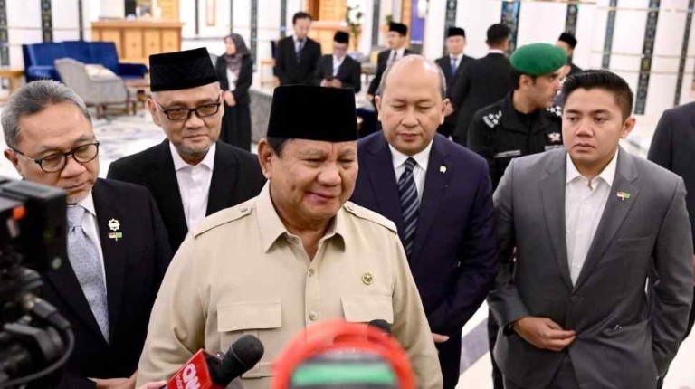 Presiden Prabowo Subianto memberikan keterangan kepada awak media usai melaksanakan pertemuan bilateral dengan Putra Mahkota sekaligus Perdana Menteri Arab Saudi, Pangeran Mohammed bin Salman bin Abdulaziz Al Saud (MBS) di Jeddah, pada Kamis, 3 Juli 2025. Foto: BPMI Setpres/Muchlis Jr