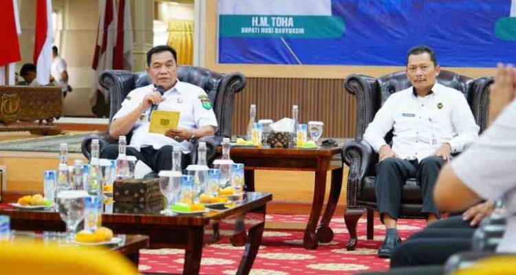 H. M. Toha menerima audiensi dari Kemenko Polhukam dan Ditjen Imigrasi Sumsel untuk membahas peningkatan layanan dan kelembagaan imigrasi di Sekayu pada Rabu, 23 Juli 2025.