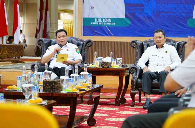 H. M. Toha menerima audiensi dari Kemenko Polhukam dan Ditjen Imigrasi Sumsel untuk membahas peningkatan layanan dan kelembagaan imigrasi di Sekayu pada Rabu, 23 Juli 2025.