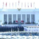 Presiden Prabowo Subianto memimpin langsung Upacara Prasetya Perwira (Praspa) Tentara Nasional Indonesia (TNI) dan Kepolisian Negara Republik Indonesia (Polri) Tahun 2025 yang digelar di halaman Istana Merdeka, Jakarta, pada Rabu, 23 Juli 2025. Foto: BPMI Setpres/Kris