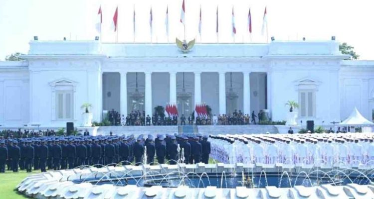Presiden Prabowo Subianto memimpin langsung Upacara Prasetya Perwira (Praspa) Tentara Nasional Indonesia (TNI) dan Kepolisian Negara Republik Indonesia (Polri) Tahun 2025 yang digelar di halaman Istana Merdeka, Jakarta, pada Rabu, 23 Juli 2025. Foto: BPMI Setpres/Kris