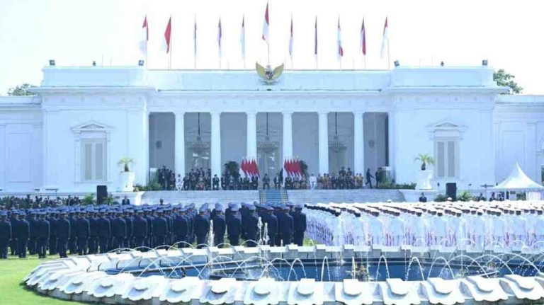 Presiden Prabowo Subianto memimpin langsung Upacara Prasetya Perwira (Praspa) Tentara Nasional Indonesia (TNI) dan Kepolisian Negara Republik Indonesia (Polri) Tahun 2025 yang digelar di halaman Istana Merdeka, Jakarta, pada Rabu, 23 Juli 2025. Foto: BPMI Setpres/Kris