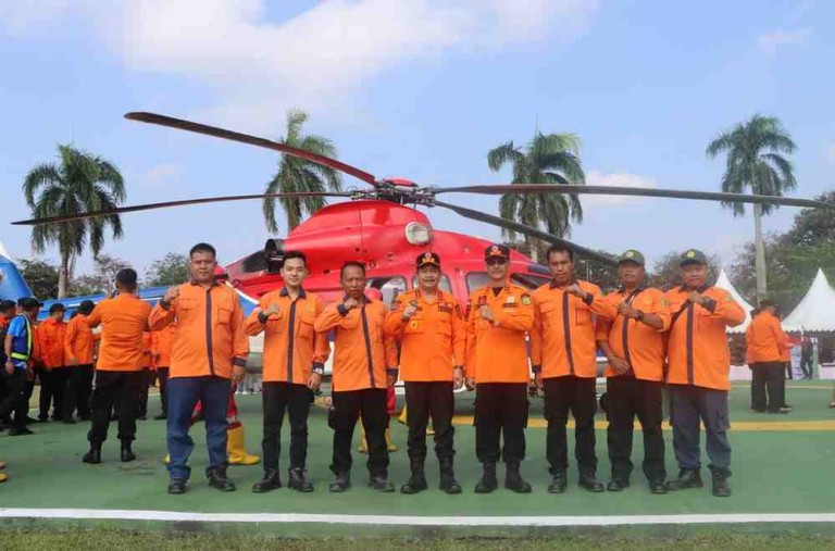 Wabup Muba Rohman saat menghadiri Apel Kesiapsiagaan Personel dan Peralatan Pengendalian Karhutla Provinsi Sumatera Selatan Tahun 2025 di Halaman Griya Agung, Palembang, Selasa (29/7/2025).