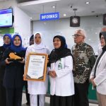 Direktur RS Bunda Palembang, dr. Hj. Halipah, Sp.THT., M.M, bersama tim, menerima Penghargaan Bintang 4 dari BPJS Kesehatan, dalam hal transformasi layanan berbasis digital. (MusiNews.id/Tri)