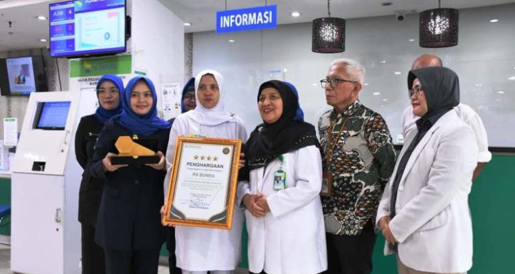 Direktur RS Bunda Palembang, dr. Hj. Halipah, Sp.THT., M.M, bersama tim, menerima Penghargaan Bintang 4 dari BPJS Kesehatan, dalam hal transformasi layanan berbasis digital. (MusiNews.id/Tri)