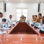 Bupati Muba, M. Toha, memimpin rapat bersama pihak terkait.