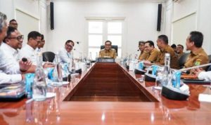Bupati Muba, M. Toha, memimpin rapat bersama pihak terkait.