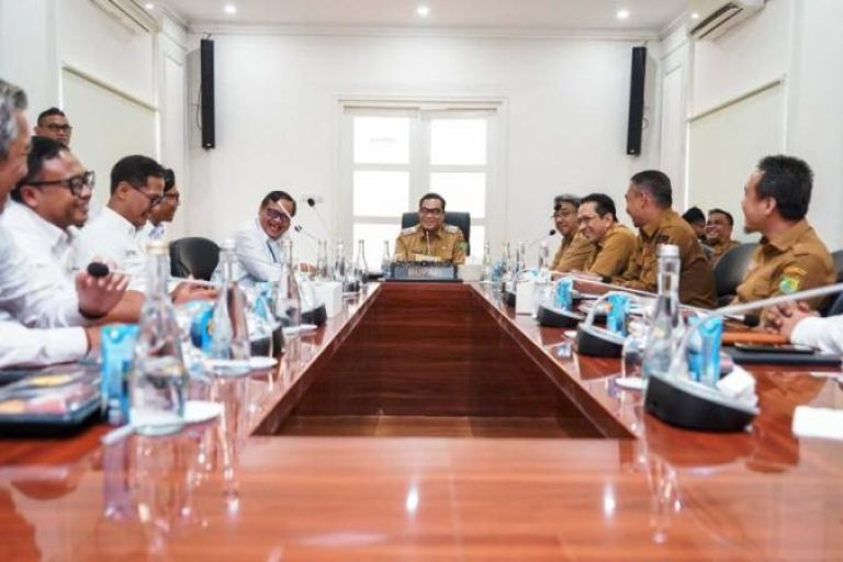 Bupati Muba, M. Toha, memimpin rapat bersama pihak terkait.