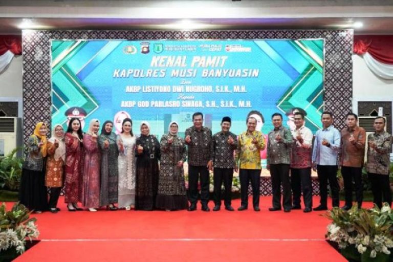 AKBP God Parlasro Sinaga secara resmi menjabat sebagai Kapolres Muba, menggantikan AKBP Listiyono Dwi Nugroho dalam acara kenal pamit yang berlangsung di Pendopoan Griya Bumi Serasan Sekate, pada hari Kamis, tanggal 10 April 2025.