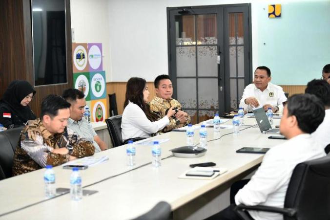 Ketua Dewan Perwakilan Rakyat Daerah (DPRD) Provinsi Sumatera Selatan (Sumsel), Andie Dinialdie, melakukan kunjungan kerja ke Direktorat Jenderal (Ditjen) Sumber Daya Air (SDA) Kementerian Pekerjaan Umum (Kemen PU) Republik Indonesia, pada hari Selasa, tanggal 8 Juli 2025.