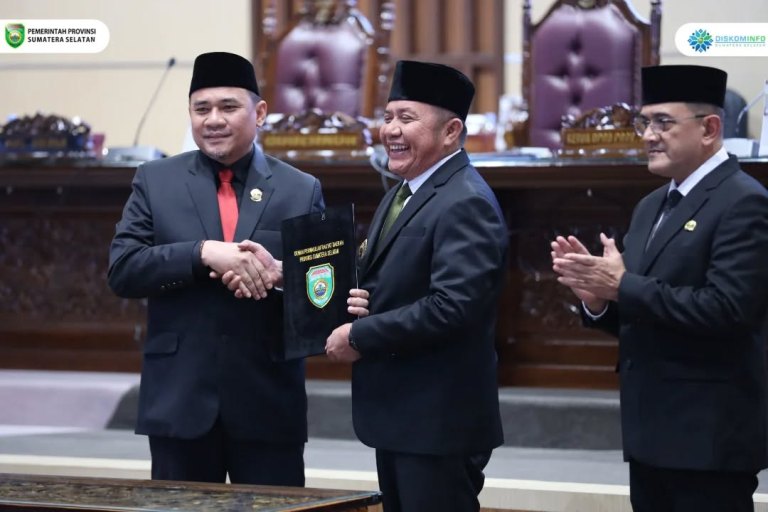 Ketua DPRD Provinsi Sumatera Selatan (Sumsel) bersama Gubernur Sumsel, Herman Deru, resmi menandatangani Nota Kesepakatan Bersama atas Perubahan Kebijakan Umum Anggaran (KUA) dan Prioritas Plafon Anggaran Sementara (PPAS) APBD Tahun Anggaran 2025.