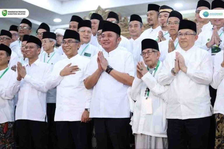 H. Herman Deru, menghadiri pelantikan Pengurus Wilayah Nahdlatul Ulama (PWNU) Sumsel masa khidmat 2025–2030 yang berlangsung khidmat di Griya Agung Palembang, Selasa (1/7).
