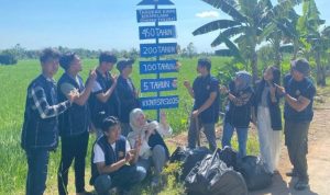 Mahasiswa Kelompok 9 Kuliah Kerja Nyata Tematik (KKNT) Stisipol Candradimuka menunjukkan kepedulian terhadap lingkungan dengan memasang plang edukasi sampah di Kelurahan Sungai Lais, Kecamatan Kalidoni, Palembang, pada hari Sabtu, tanggal 20 Juli 2025. (MUSINEWS.ID)