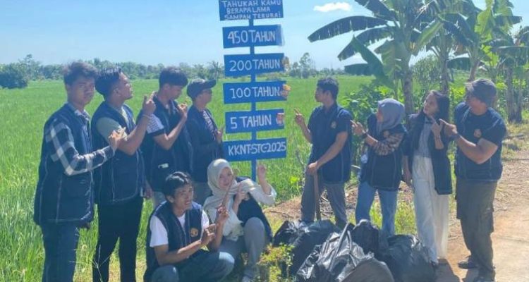 Mahasiswa Kelompok 9 Kuliah Kerja Nyata Tematik (KKNT) Stisipol Candradimuka menunjukkan kepedulian terhadap lingkungan dengan memasang plang edukasi sampah di Kelurahan Sungai Lais, Kecamatan Kalidoni, Palembang, pada hari Sabtu, tanggal 20 Juli 2025. (MUSINEWS.ID)