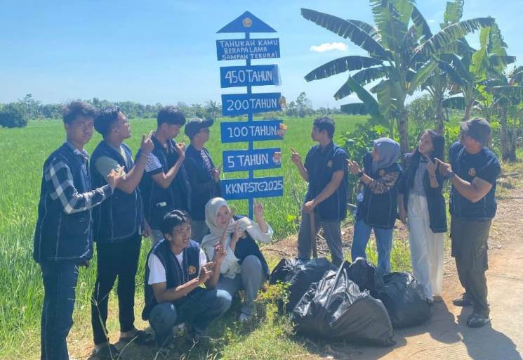 Mahasiswa Kelompok 9 Kuliah Kerja Nyata Tematik (KKNT) Stisipol Candradimuka menunjukkan kepedulian terhadap lingkungan dengan memasang plang edukasi sampah di Kelurahan Sungai Lais, Kecamatan Kalidoni, Palembang, pada hari Sabtu, tanggal 20 Juli 2025. (MUSINEWS.ID)